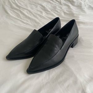 VINCE CAMUTO Becarda Pointed Toe Loafer